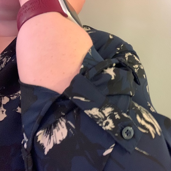 Simply Vera Vera Wang Navy Floral Blouse Size L - Picture 7 of 13